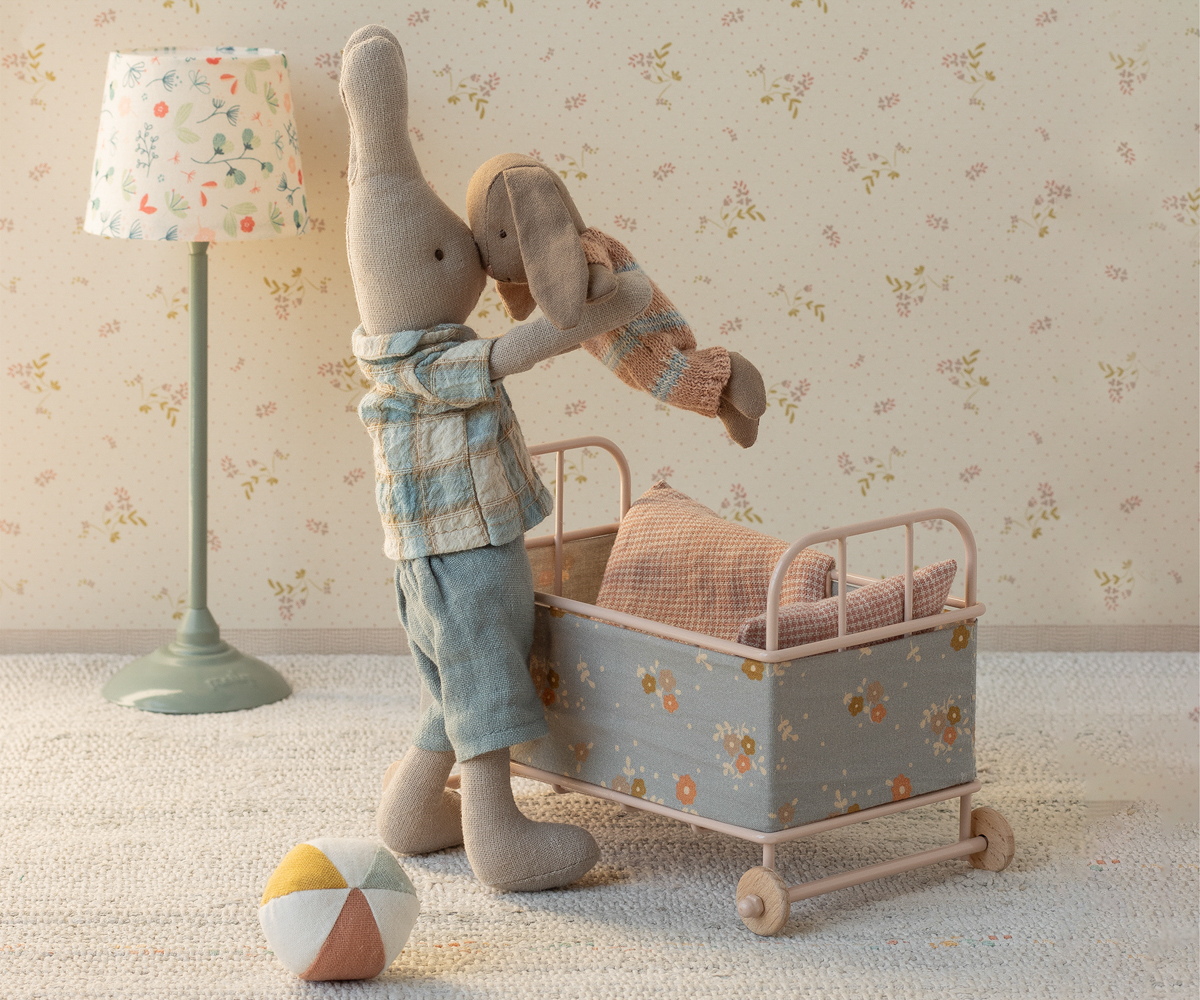 Maileg Bunny, Micro – Brown – Dusty rose knitted suit Maileg Bunny, Micro - Brown - Dusty rose knitted suit