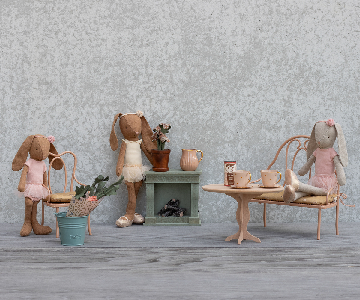 maileg-vintage-stoeltje-mini-donker-poederroze-sfeerfoto