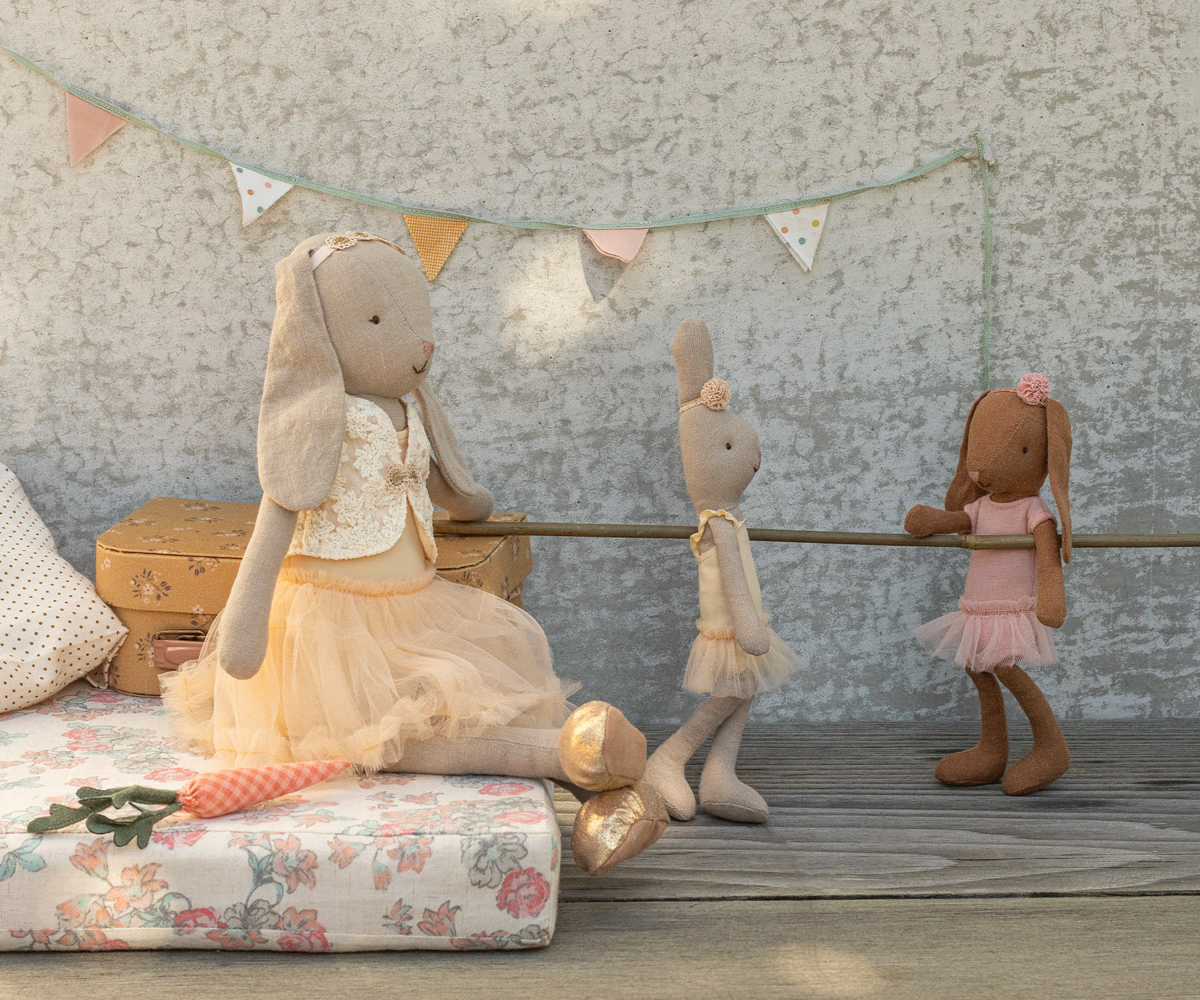 Maileg Bunny, Size 1 – Chocolate brown – Ballet suit and skirt rose Maileg Bunny, Size 1 - Chocolate brown - Ballet suit and skirt rose